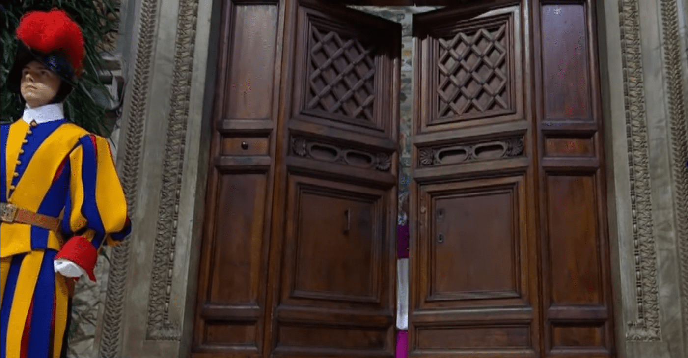 Así fue el cierre de la Capilla Sixtina para dar inicio al cónclave
