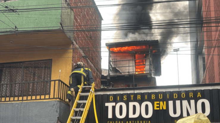 Controlan incendio de una bodega en el municipio de Caldas