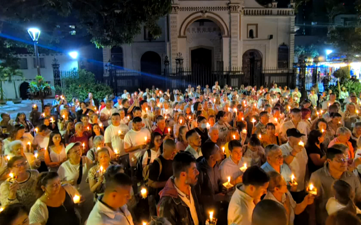 Así se vivió la velatón en Sabaneta para orar por la recuperación de Miguel Uribe