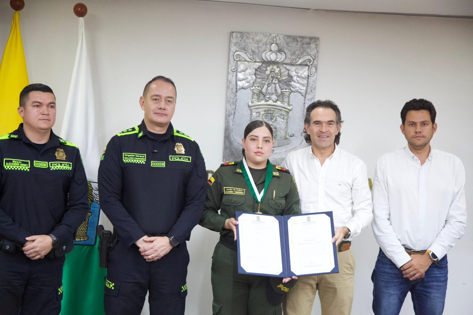 Condecoran auxiliar de la Policía tras evitar que una persona se lanzará a las vías del Metro