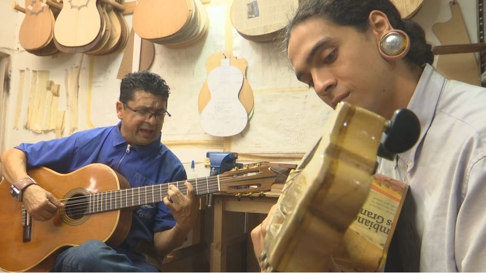 Conozca la historia de Edwin y Efraín, padre e hijo, considerados de los mejores Luthiers