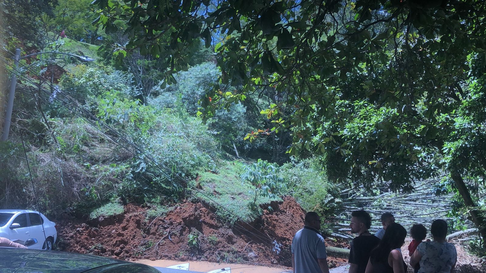 Derrumbe tapó una vía en el barrio 12 de Octubre en Medellín
