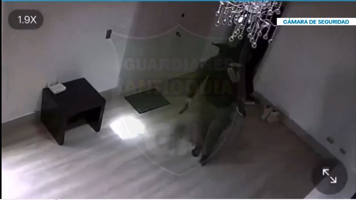 En cámaras quedó registrado el robo a una familia en la Loma del Escobero en Envigado