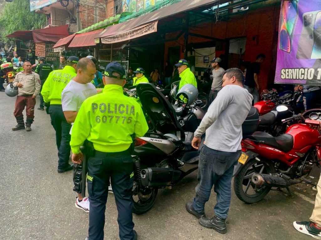 En operativo fueron capturadas seis personas e inmovilizan 32 vehículos 