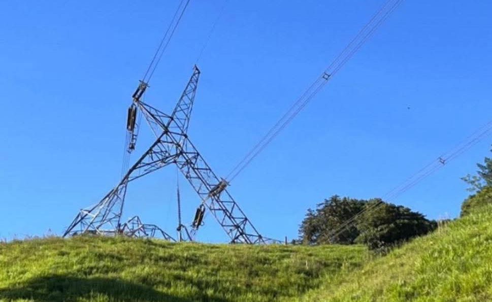 Encapuchados sembraron explosivos en torres de conexión de energía