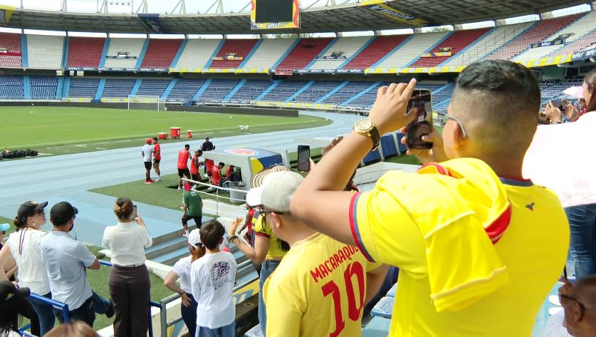 Hinchas colombianos acompañaron el entrenamiento de la tricolor y exigieron una victoria