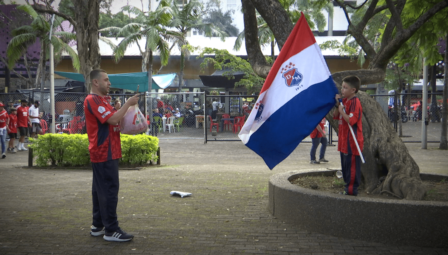 Hinchas del DIM llegaron con sus cábalas al estadio para ver a su equipo convertirse en finalista