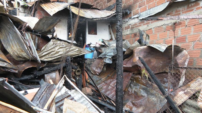 Incendio consumió por completo 2 casas y dejó un gato muerto en Enciso