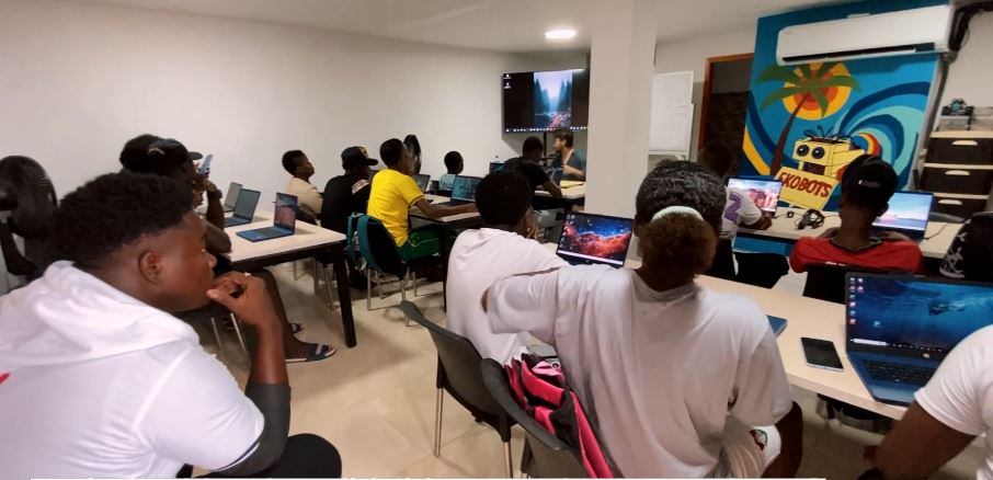 Jóvenes del Pacífico aprendieron principios de la Inteligencia Artificial con Eafit