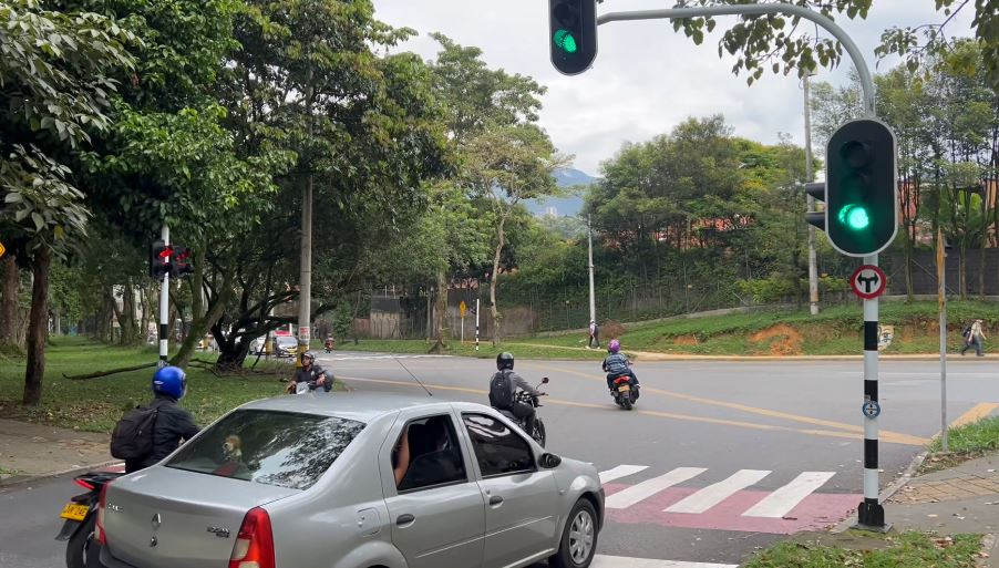 Semáforos de cruce peligroso en La Estrella volvieron a funcionar después de casi dos años