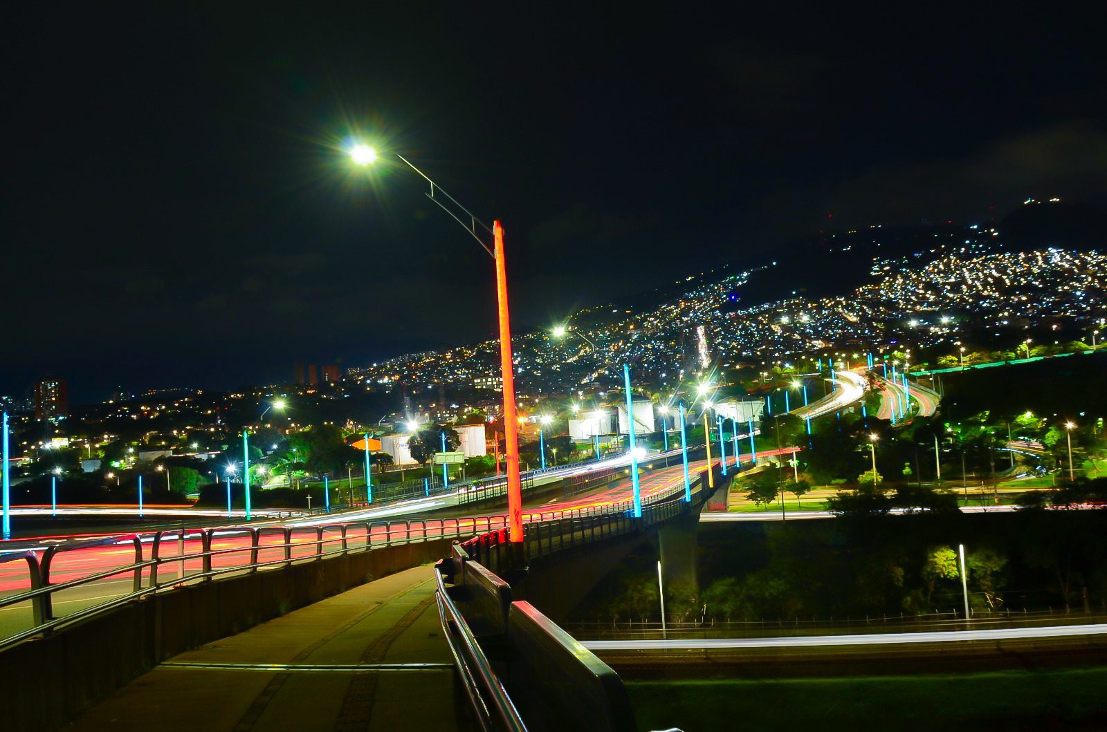 Medellín ilumina nuevamente el puente de la Madre Laura y el intercambio vial de Moravia