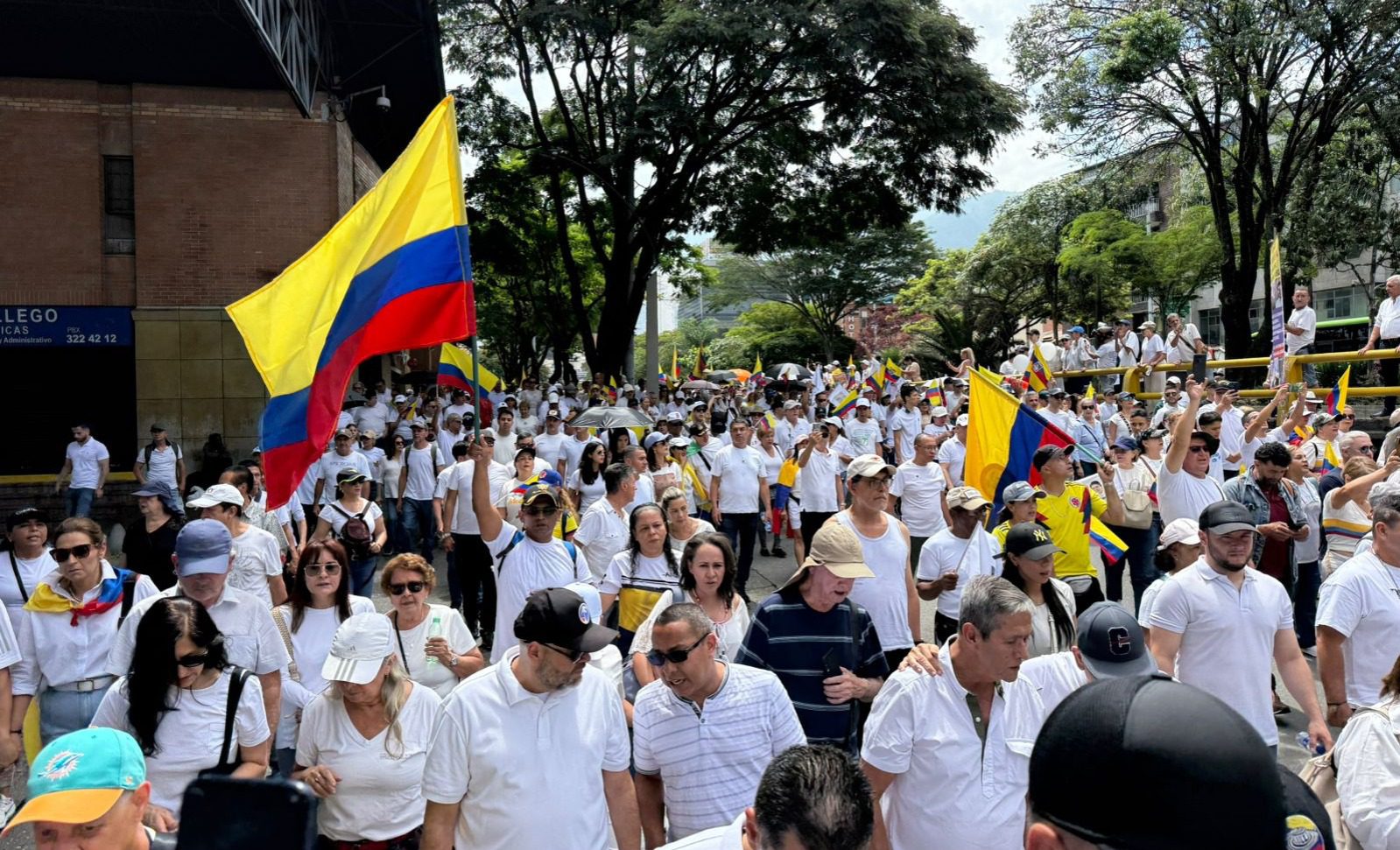 Ciudadanos de Medellín pidieron por la salud de Miguel Uribe en la Marcha del Silencio