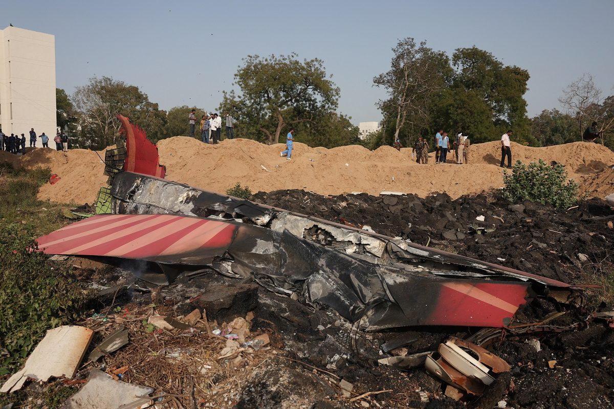 Avión en la India se estrelló con edificio tras su despegue: más de 200 personas murieron