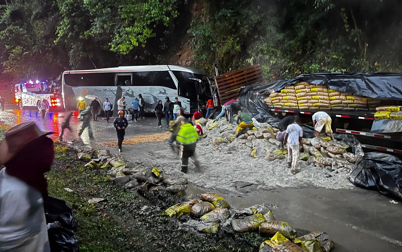 Accidente en la autopista Medellín-Bogotá dejó un muerto y 16 heridos