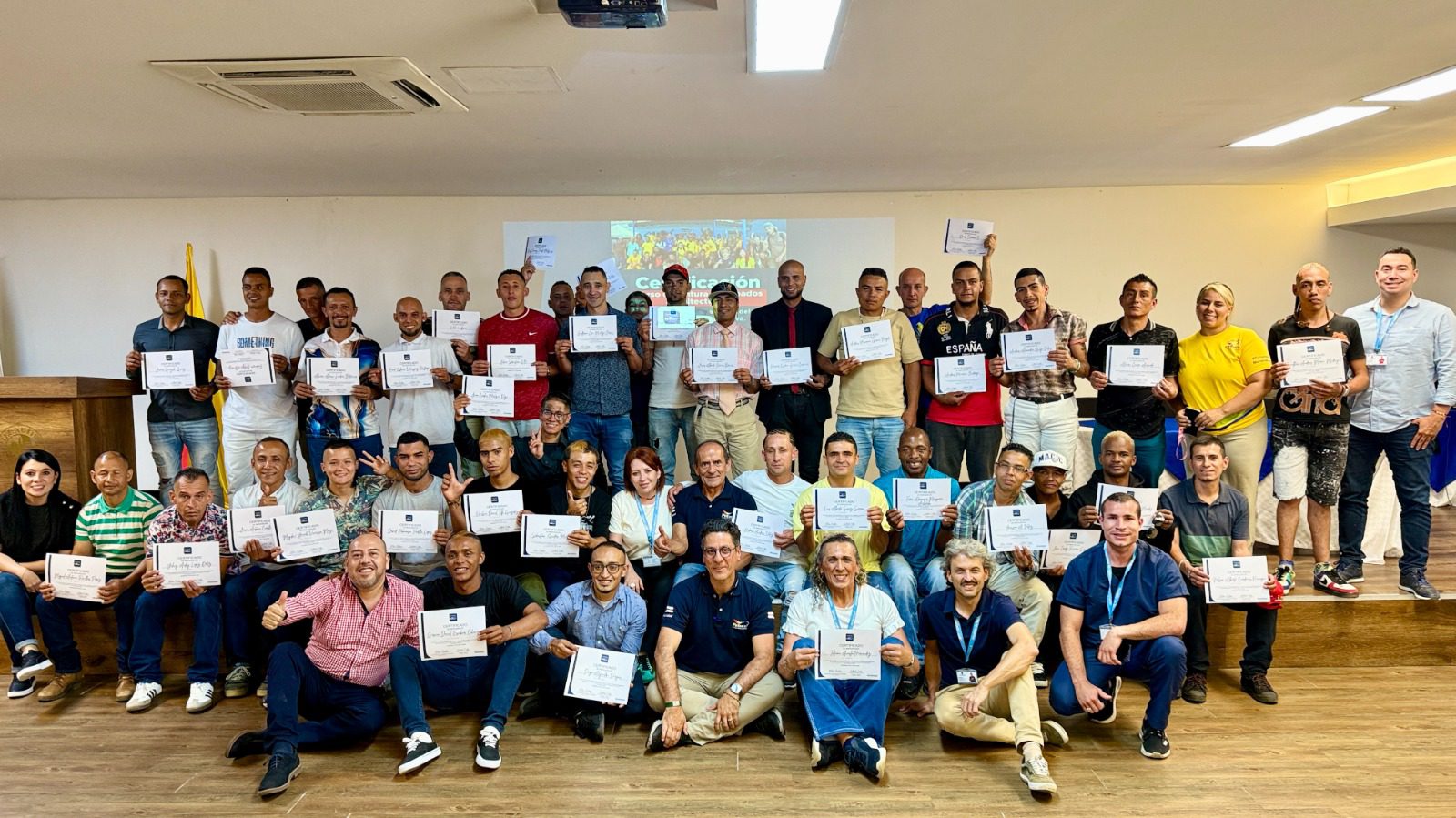 208 personas que dejaron las calles se convirtieron en pintores certificados