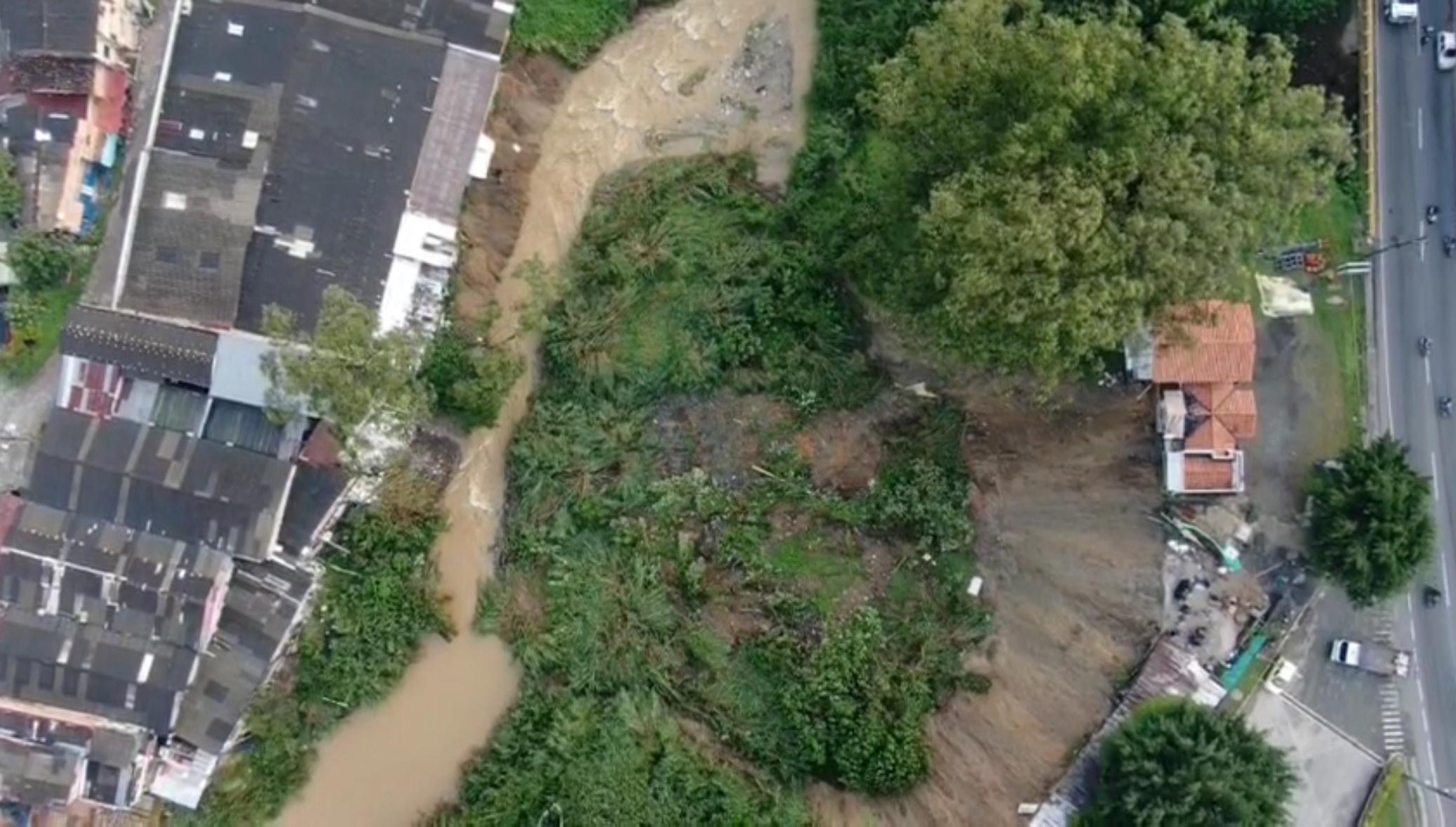 Derrumbe de grandes proporciones cayó sobre el río Medellín en La Estrella