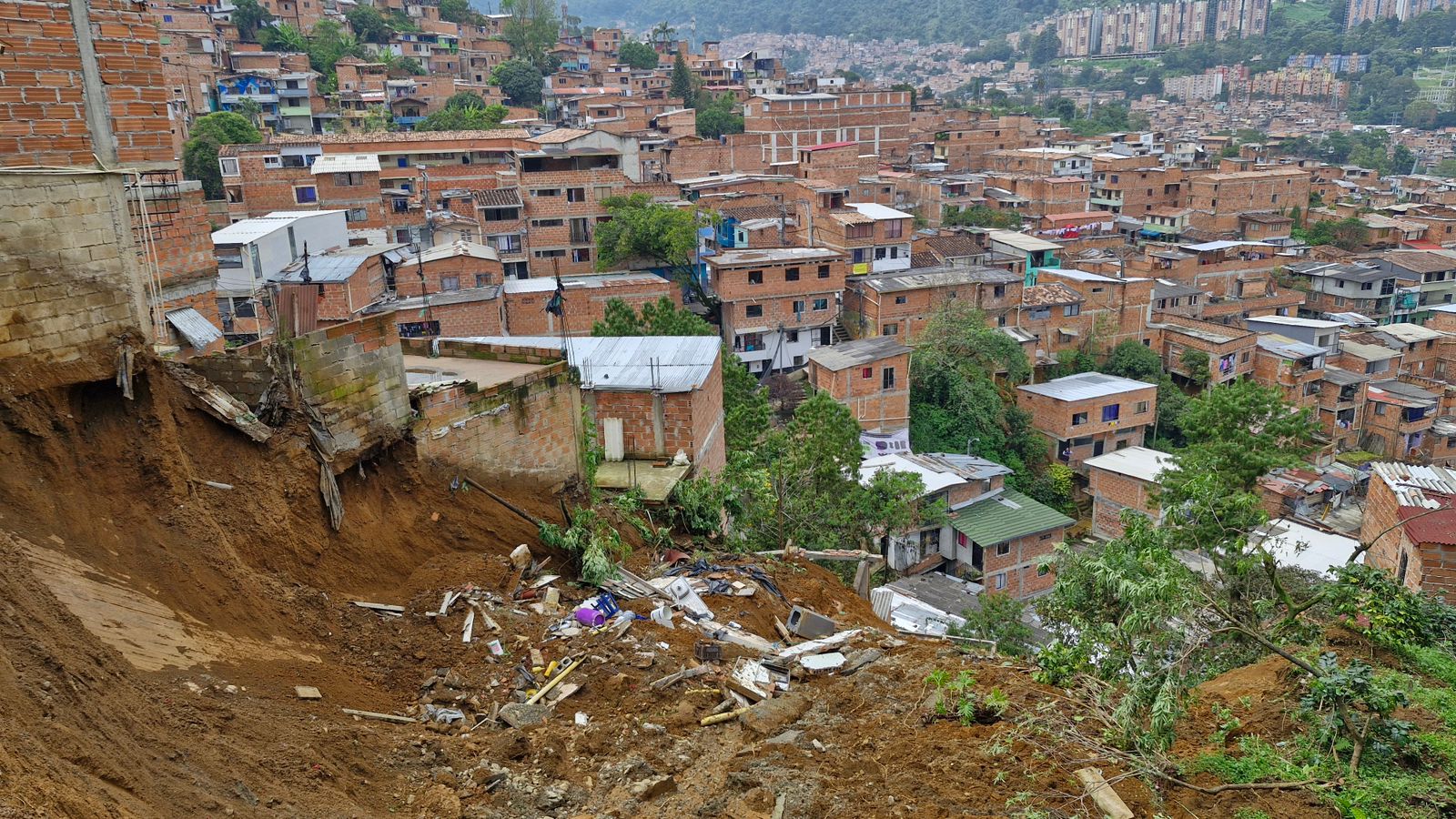 Nuevo deslizamiento en Villatina pone en alerta a las autoridades