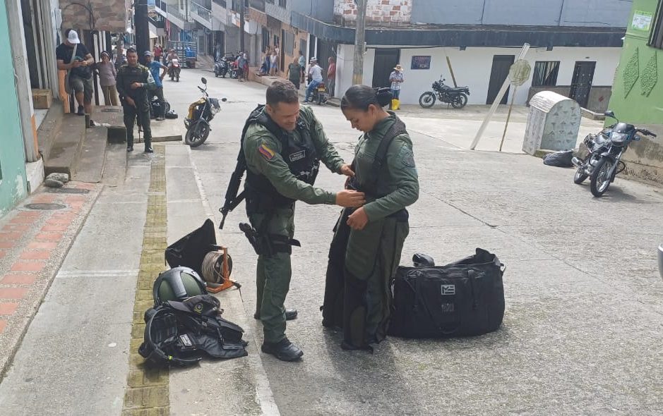 Desactivan explosivos abandonados en vía pública de Valdivia