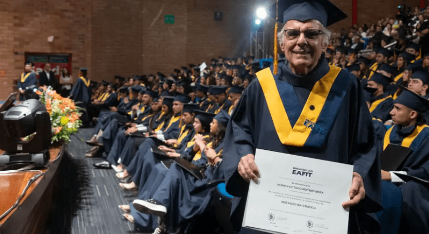 “Nunca es tarde para aprender”: hombre se graduó a los 77 años como ingeniero matemático de Eafit