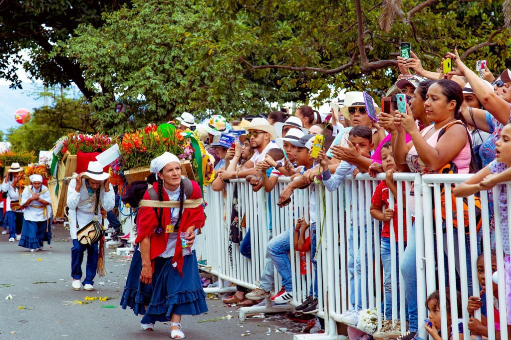 A estos números puede llamar para inscribirse y ver gratis los diferentes desfiles de la Feria de las Flores 2025