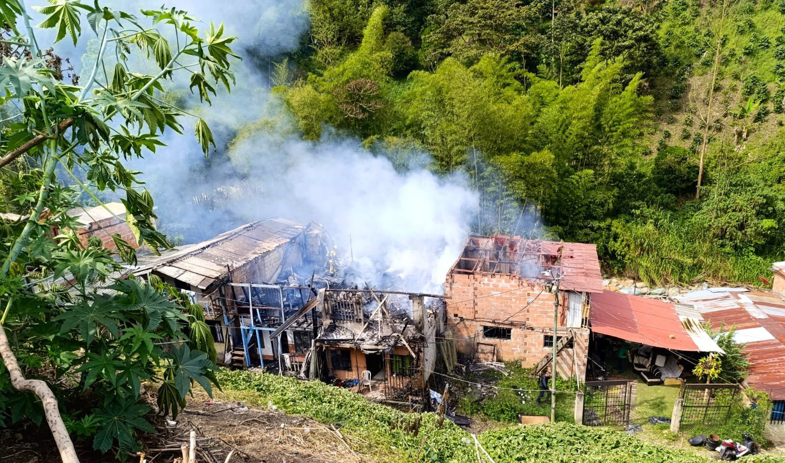 Bomberos controlaron incendio en vivienda de San Antonio de Prado