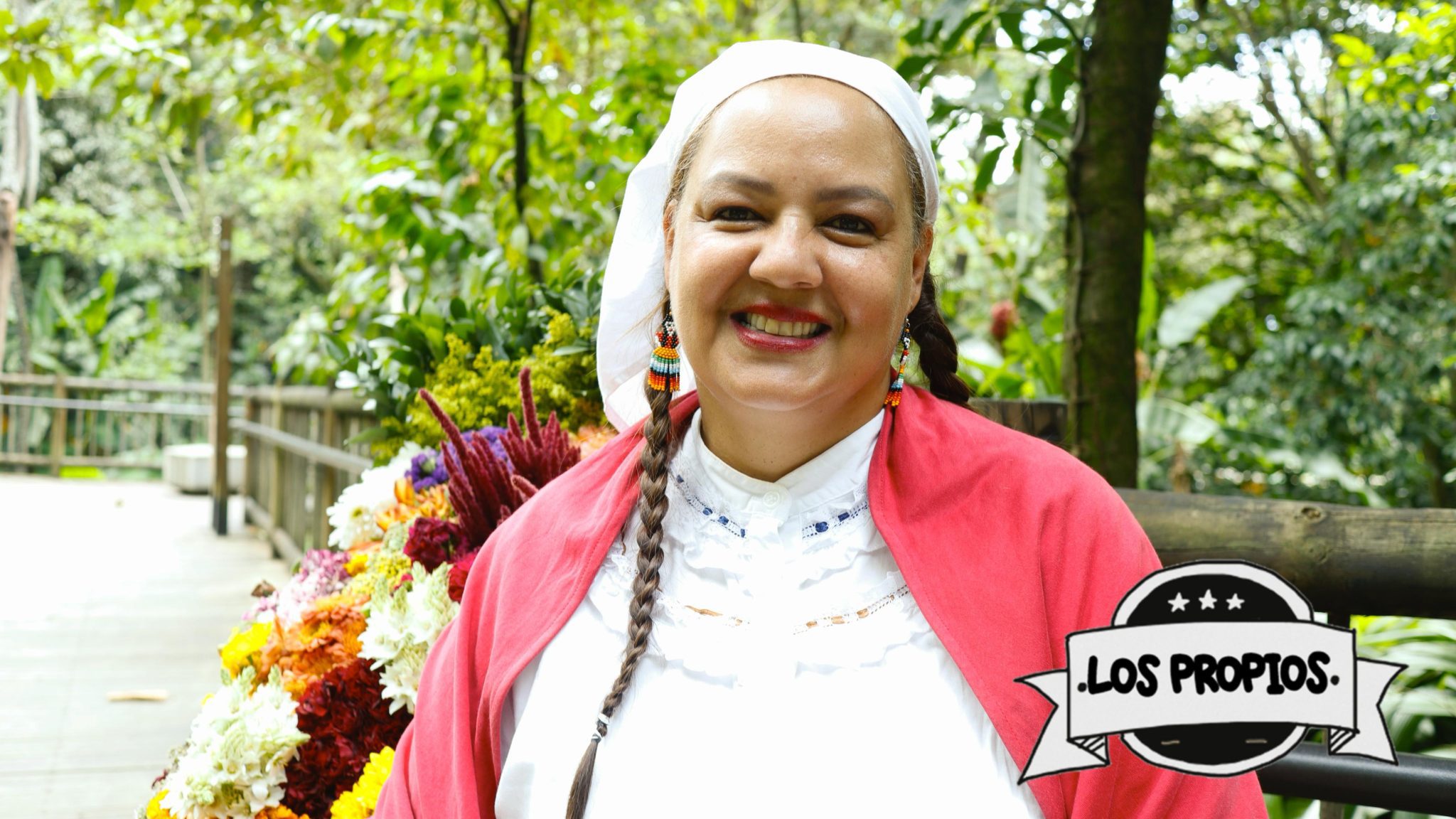 Julieth Stella Ríos, silletera, es ama de casa, presentadora en Bolivia y defensora de una tradición que florece con orgullo y amor al campo.