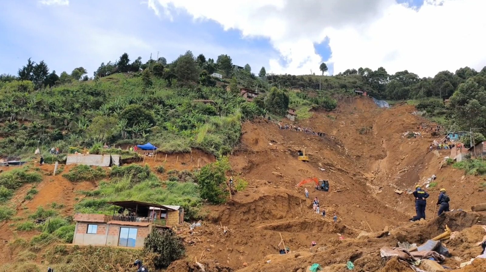 Organismos de socorro de Bello autorizaron retorno gradual de 39 familias tras avalancha