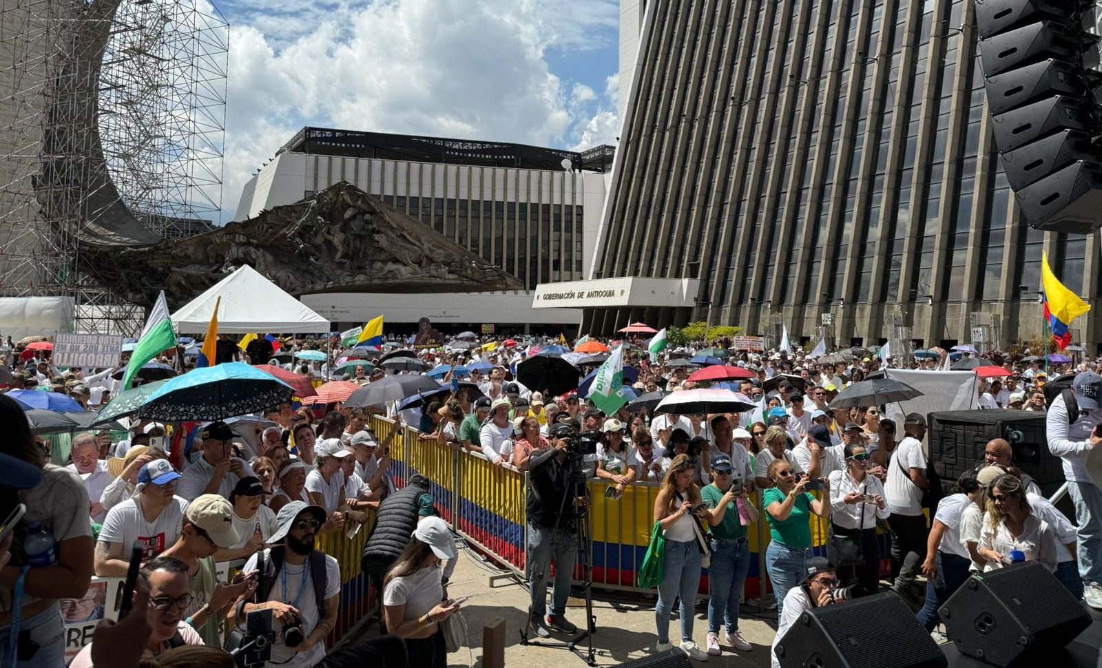 Avanza concentración en La Alpujarra contra "tarimazo" de Gustavo Petro