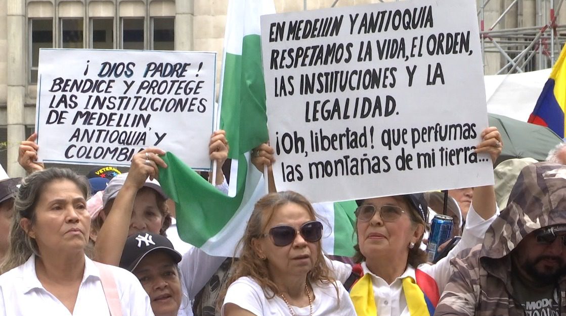 Masiva participación en plantón de La Alpujarra como rechazo a evento de Petro