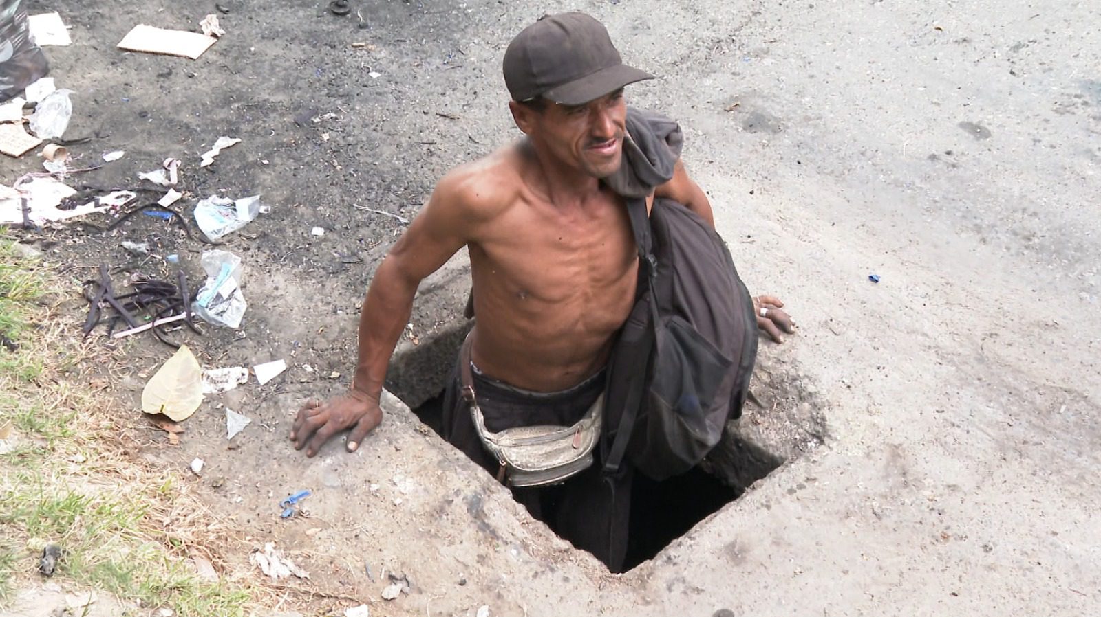 Pareja de habitantes de calle vive en una alcantarilla corriendo un alto riesgo