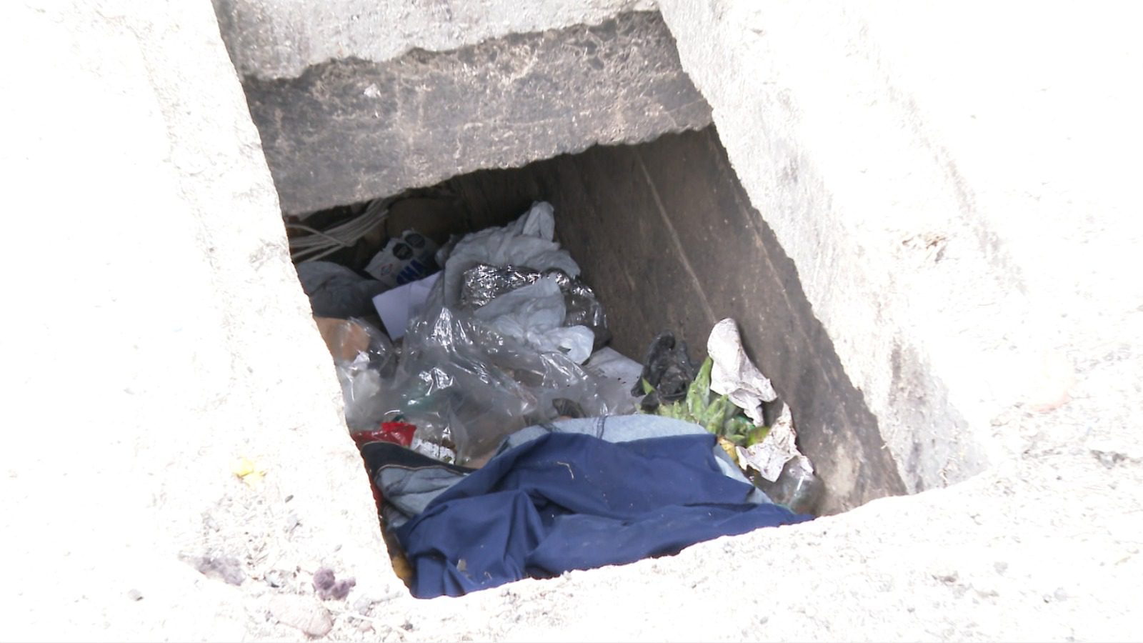 Pareja de habitantes de calle vive en una alcantarilla corriendo un alto riesgo