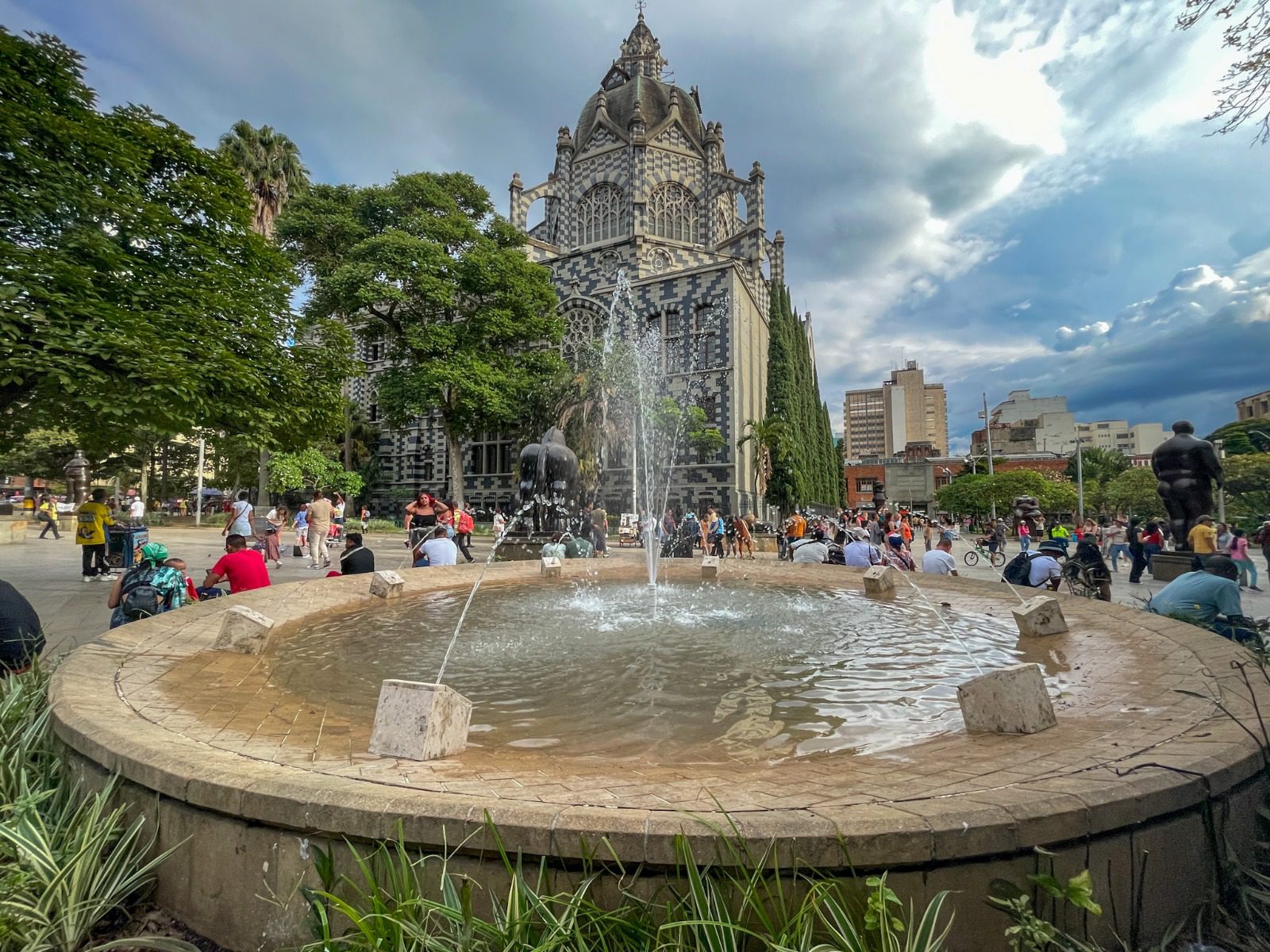 Las fuentes de la Plaza Botero vuelven a la vida tras intervención de la Alcaldía de Medellín