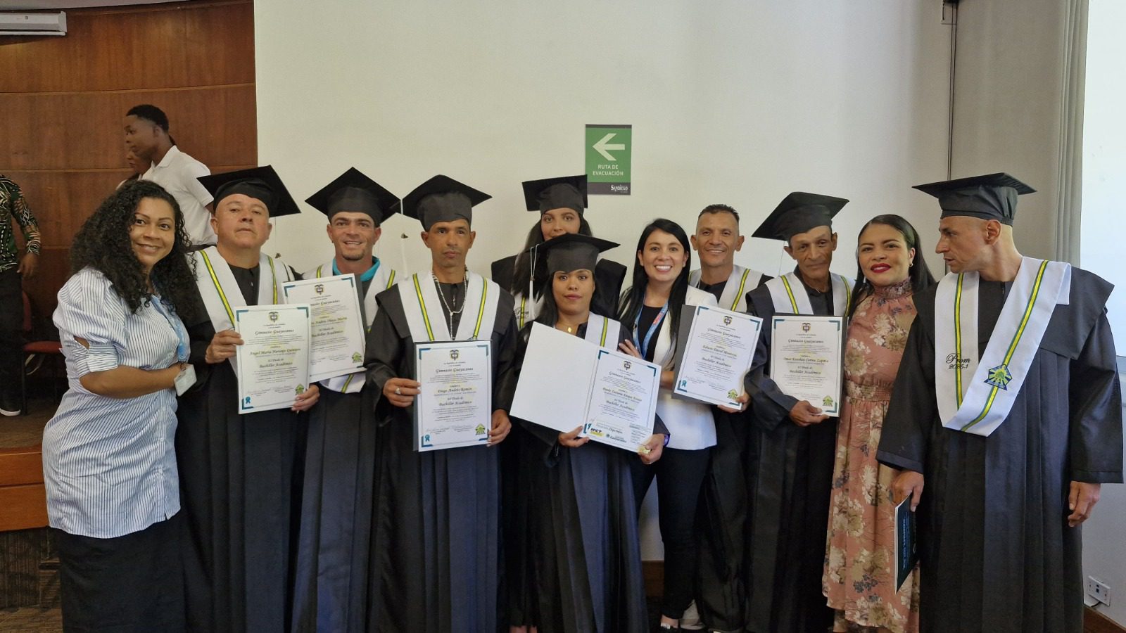 Exhabitantes de calle de Medellín se forman en primaria, bachillerato y técnicas