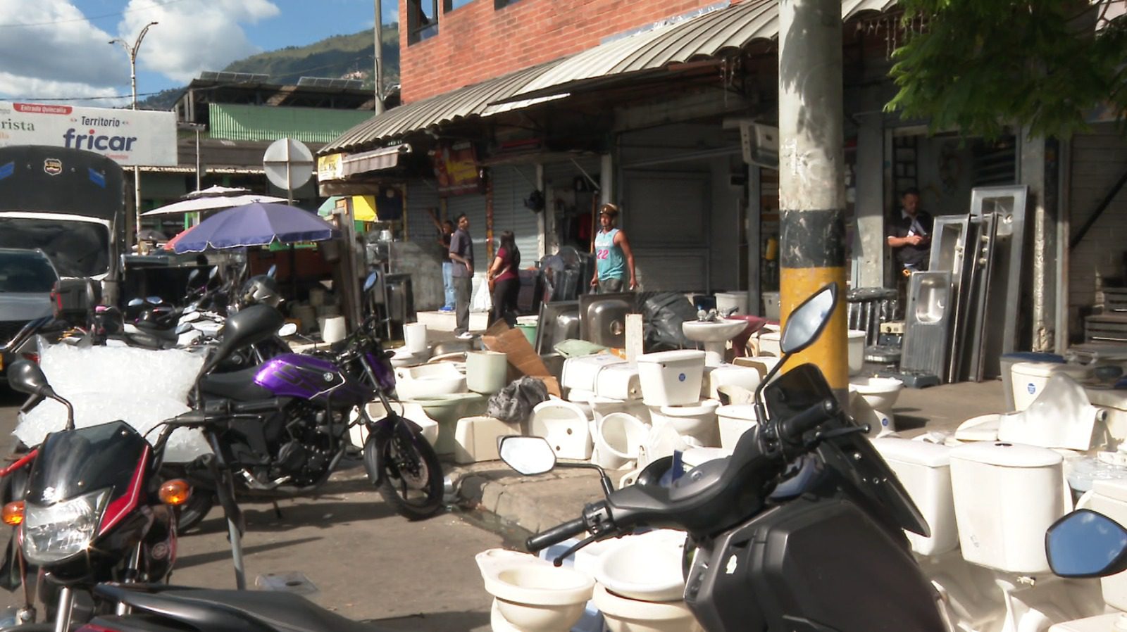 Familia restaura inodoros desde hace más de 30 años en el sector de La Minorista