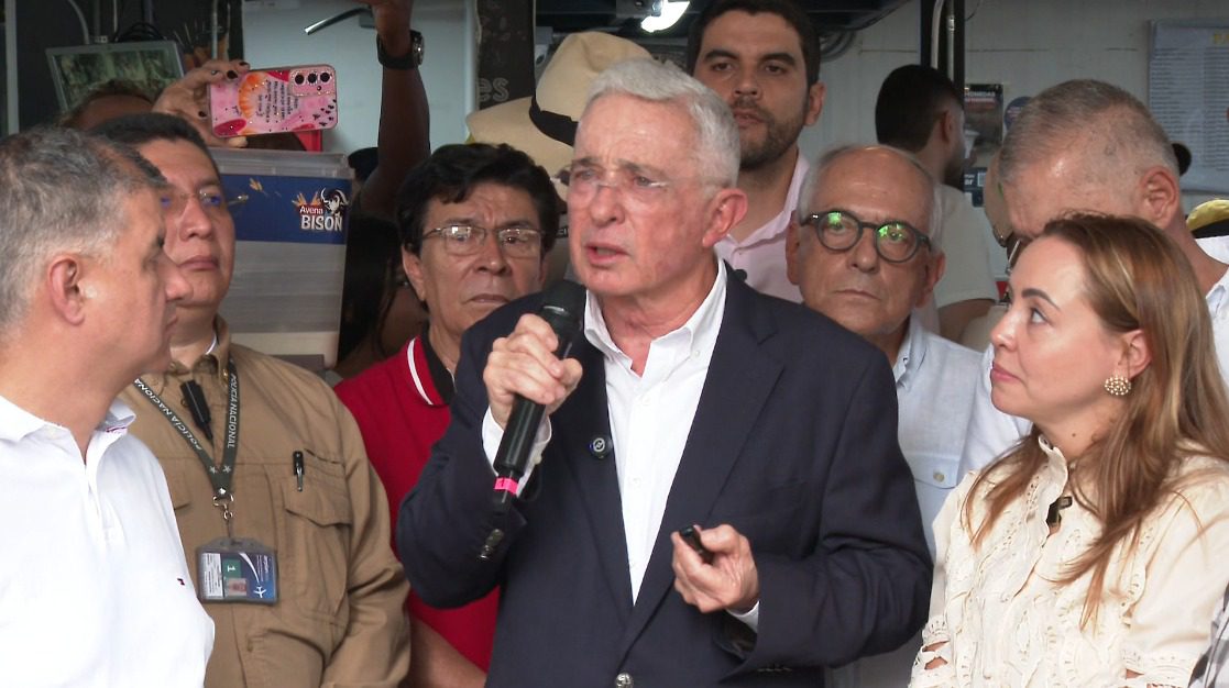 Expresidente Álvaro Uribe encabezó acto político en Medellín a horas de conocer fallo