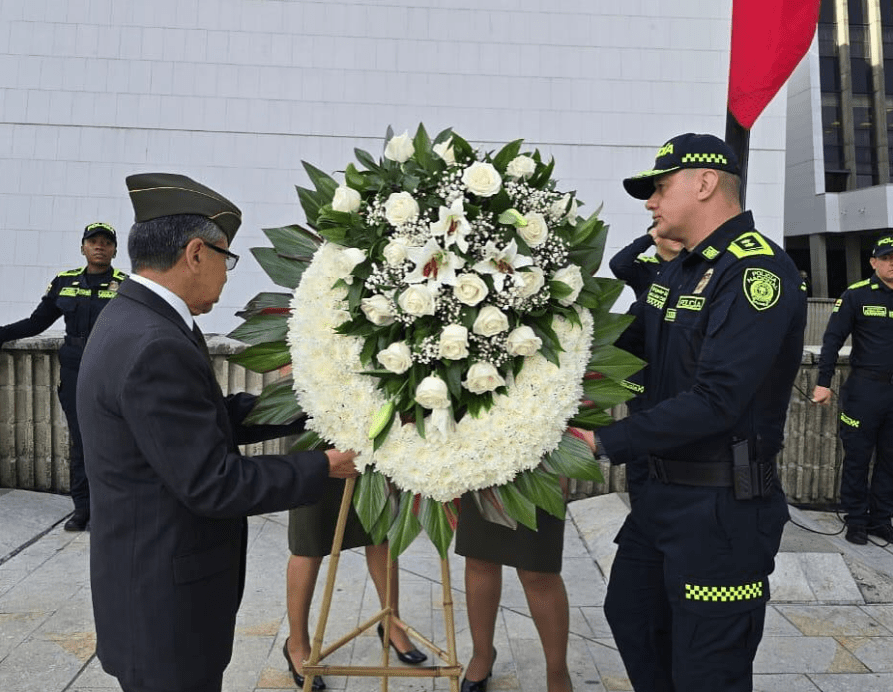 Sentido homenaje de la Policía del Valle de Aburrá a los héroes caídos