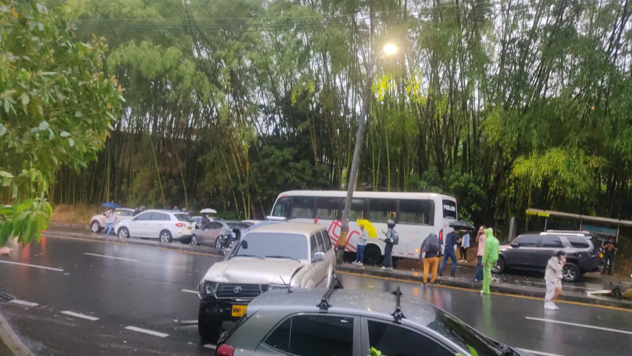Accidente en El Poblado: Bus choca contra varios vehículos