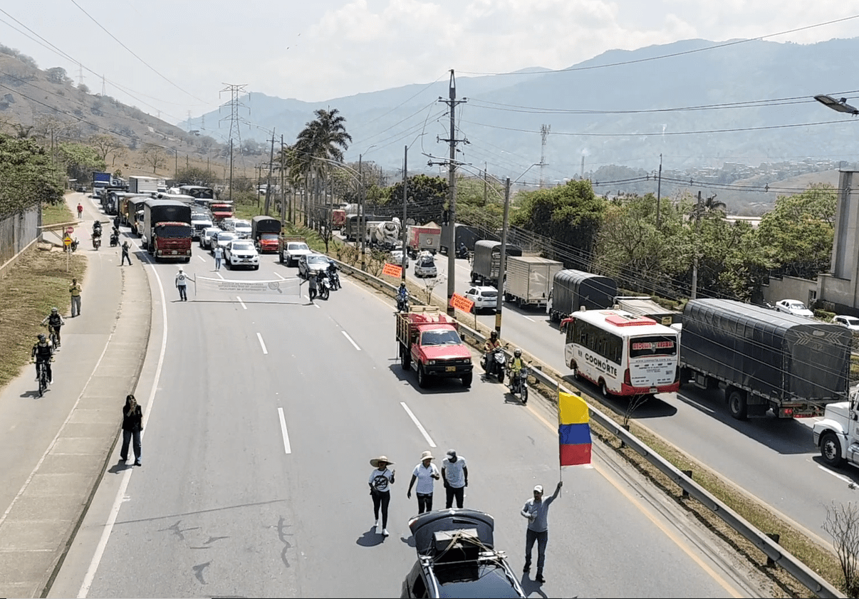 Protesta en la vía entre Niquía y Barbosa para exigir el retiro del peaje El Trapiche