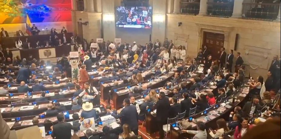 Abucheos y rechazo a declaraciones del presidente Petro durante la instalación de sesiones del Congreso