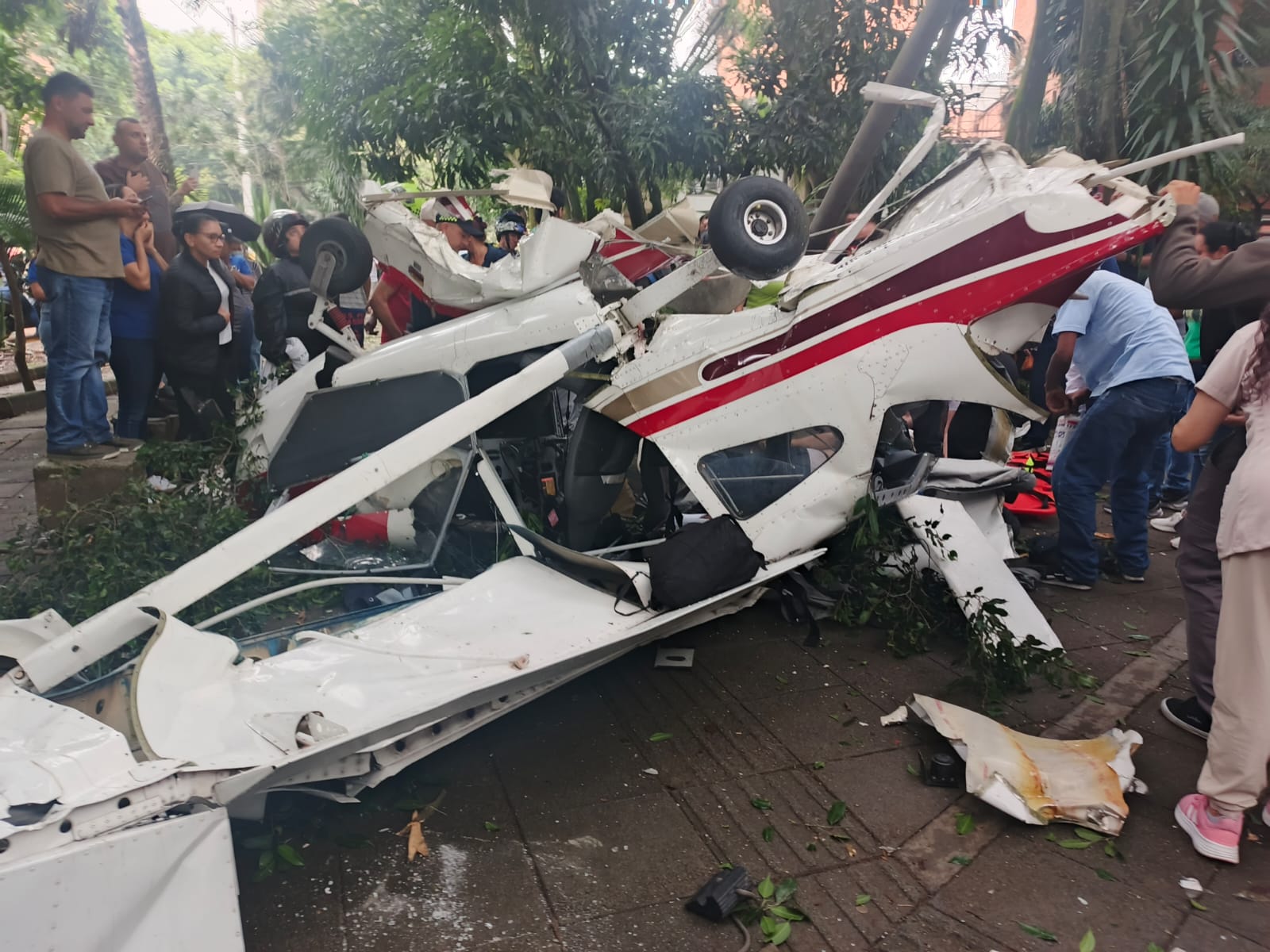 Aeronave se desplomó sobre un parque en Laureles