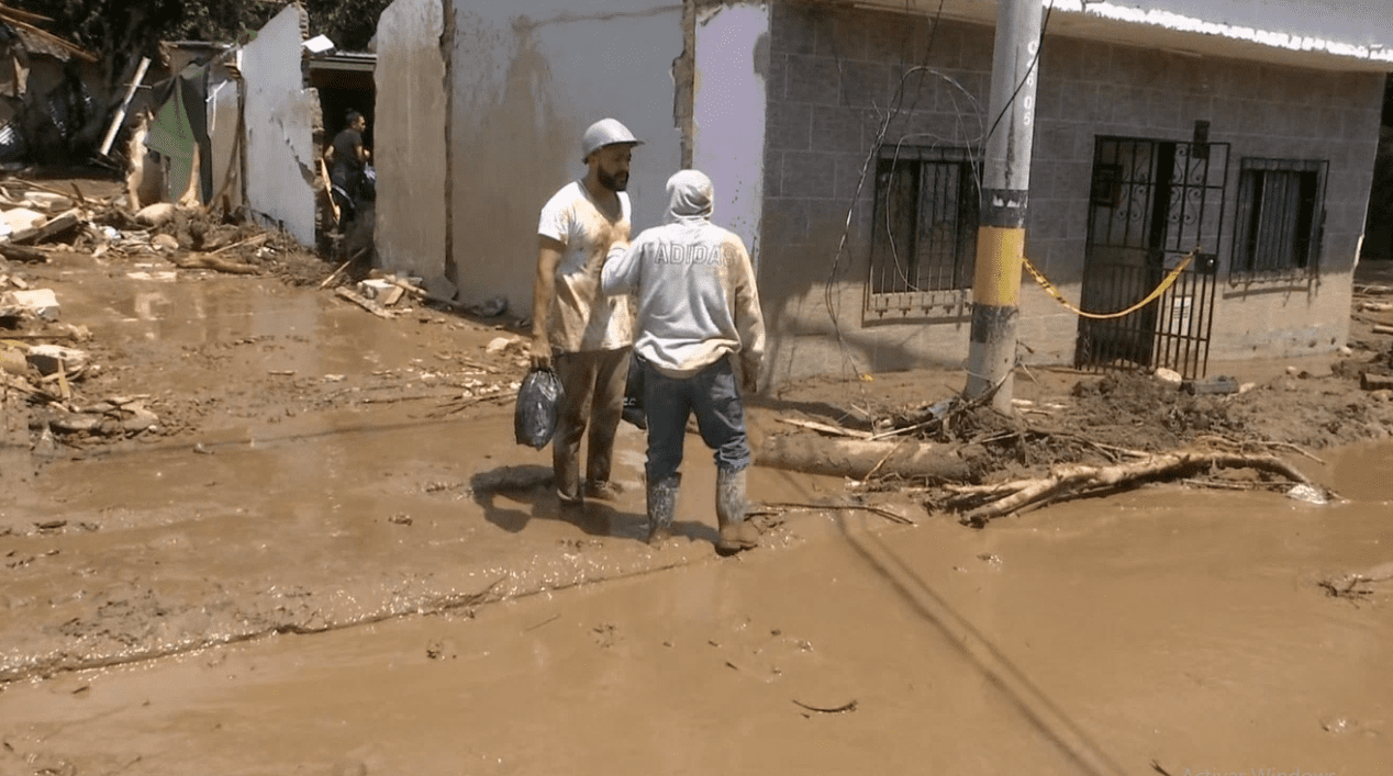 Afectado por avenida torrencial en Venecia busca a su mamá arrastrada por la creciente