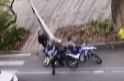 Agentes de tránsito y motociclista protagonizaron una riña