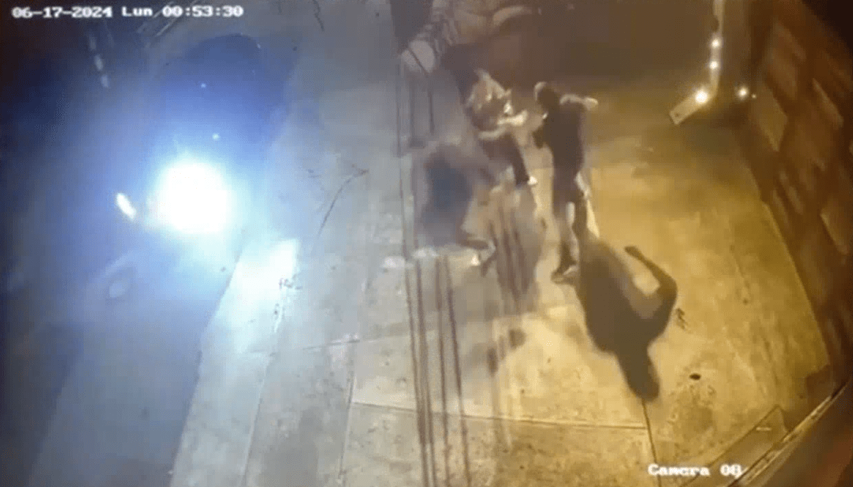 Agreden a esposos por derramar una bebida en un carro que trabaja en plataformas