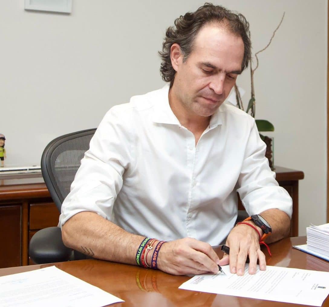 Alcalde de Medellín, Federico Gutiérrez, firmó el Plan de Desarrollo 2024 - 2027