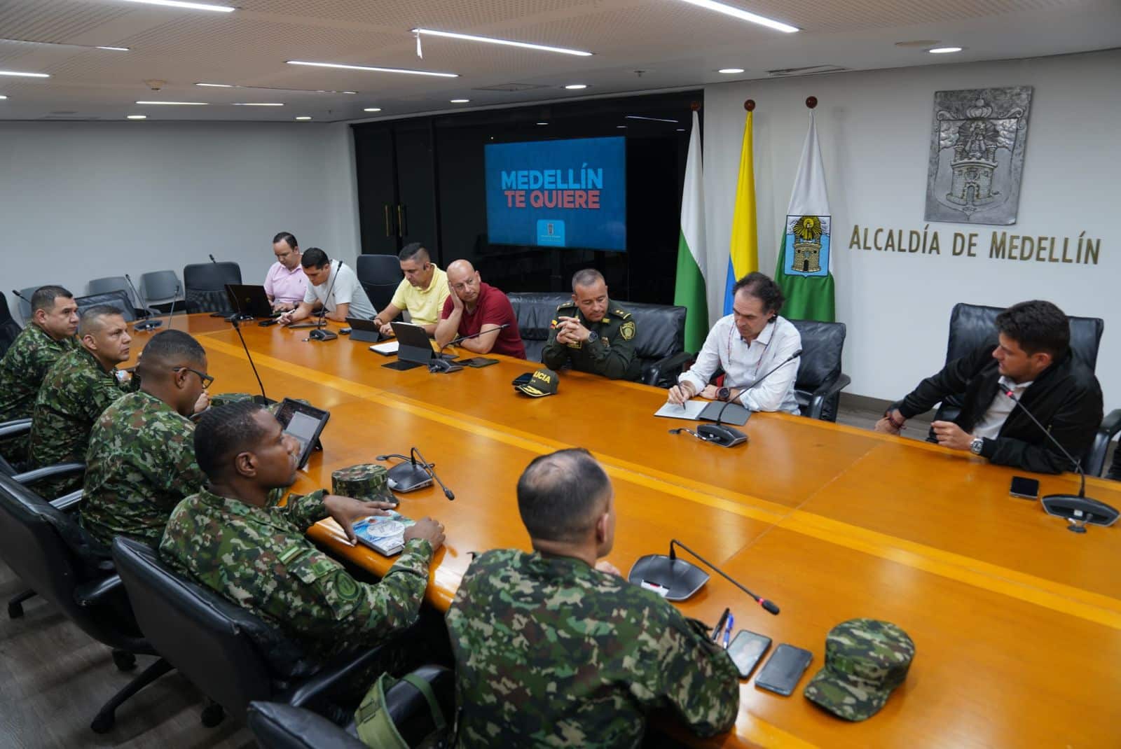 Alcalde de Medellín rechaza amenazas de disidencias y anuncia reforzamiento de seguridad en estaciones de Policía