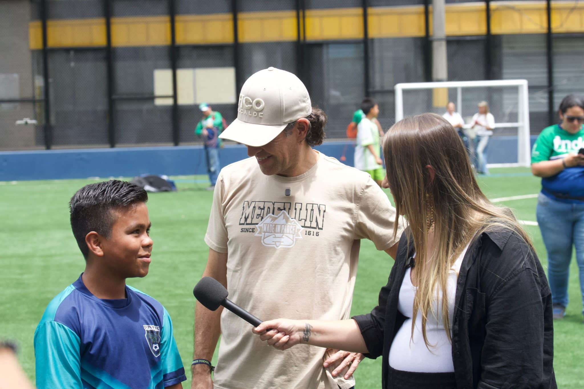 La Alcaldía de Medellín entregó la cancha Alejandro Echavarría en la comuna 9, beneficiando a 11.300 personas.