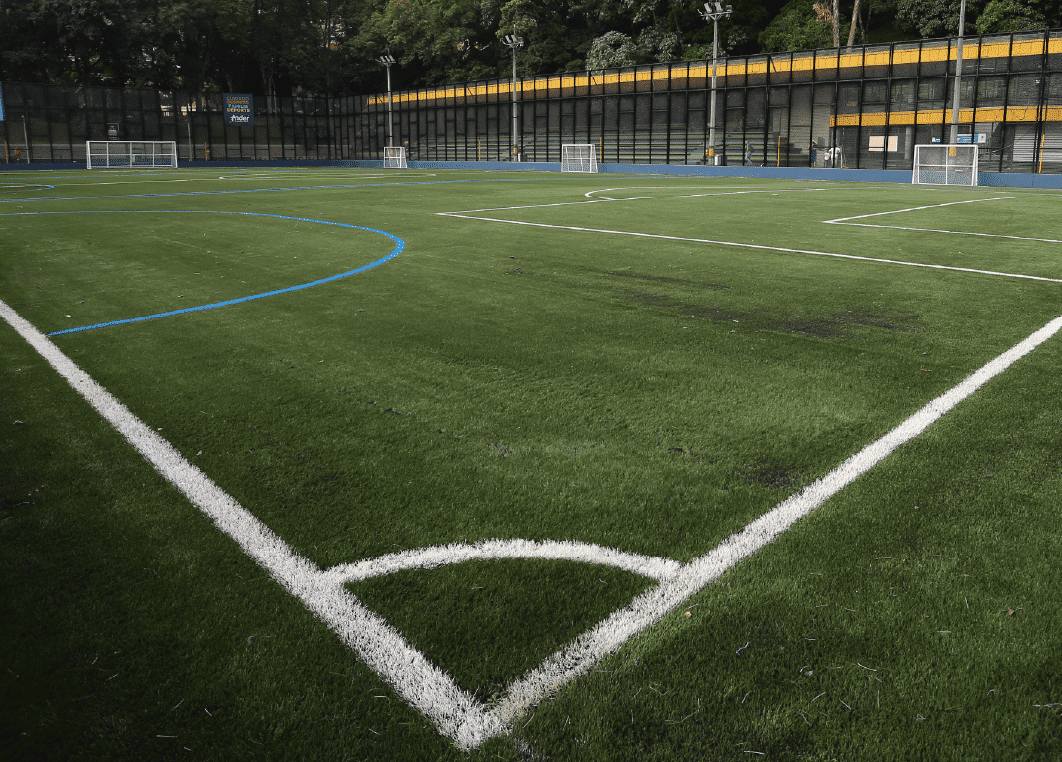 Con una inversión de .008 millones, la Alcaldía de Medellín entregó oficialmente la cancha de fútbol con grama sintética del Desarrollo Deportivo Integral Alejandro Echavarría, ubicada en la comuna 9 - Buenos Aires. Esta intervención, que hace parte del Plan 282-25, beneficia directamente a cerca de 11.300 personas de la zona.