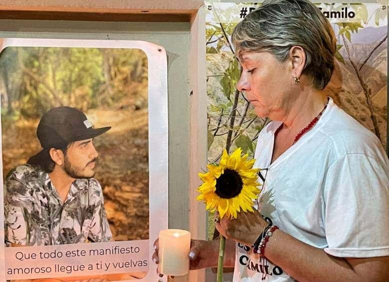 Claudia Yepes, madre del ingeniero Andrés Camilo Peláez, ha contado cada uno de los días desde la desaparición de su hijo, ocurrida el 4 de abril de 2022 en San Andrés de Cuerquia, al norte de Antioquia. Este 2 de enero, Yepes recordó en su cuenta de X que ya son 1.001 días sin información clara sobre su paradero.