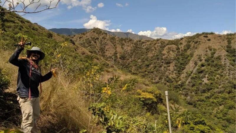 Claudia Yepes, madre del ingeniero Andrés Camilo Peláez, ha contado cada uno de los días desde la desaparición de su hijo, ocurrida el 4 de abril de 2022 en San Andrés de Cuerquia, al norte de Antioquia. Este 2 de enero, Yepes recordó en su cuenta de X que ya son 1.001 días sin información clara sobre su paradero.