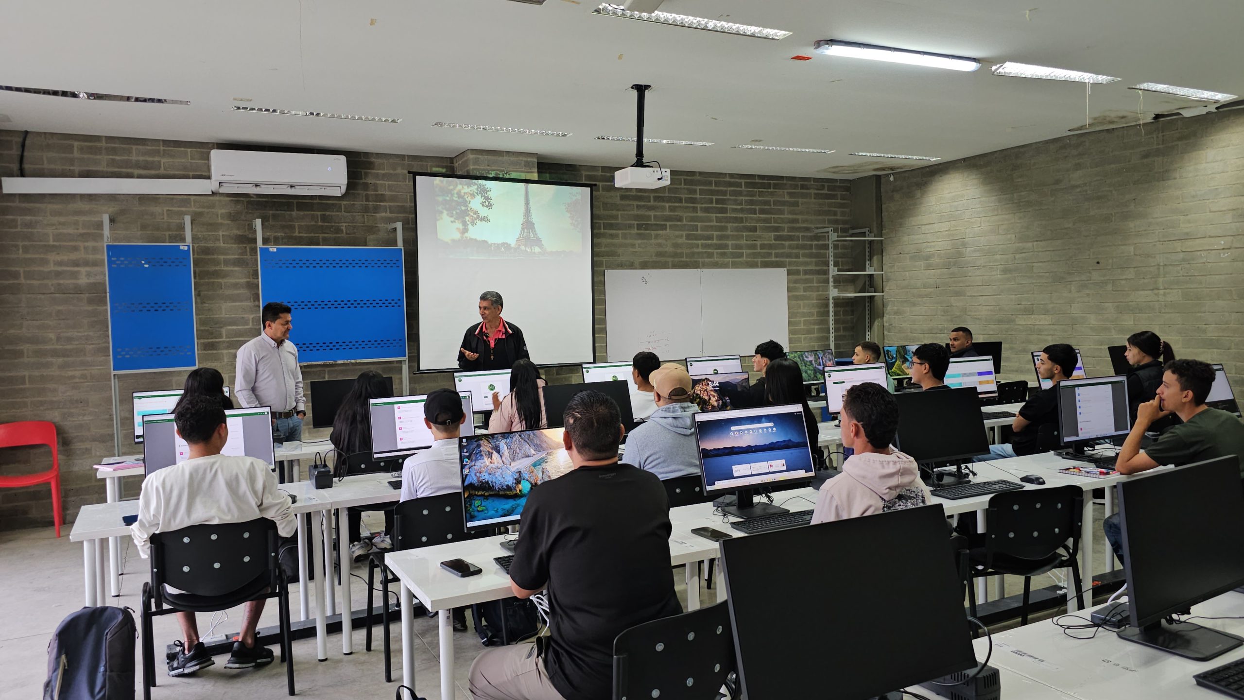 Anorí da un gran paso hacia la transformación educativa con la inauguración de su única sala de sistemas totalmente equipada con tecnología de última generación. El espacio, entregado por la Alcaldía de Anorí a través de la Administración Municipal Hagámoslo Juntos, beneficiará a estudiantes y docentes, fortaleciendo su acceso al mundo digital.